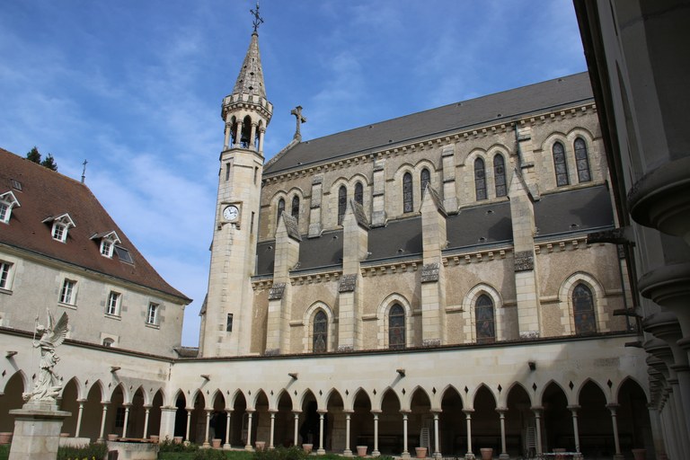 les-delegues-decouvrent-la-puye-la-maison-mere-des-filles-de-la-croix