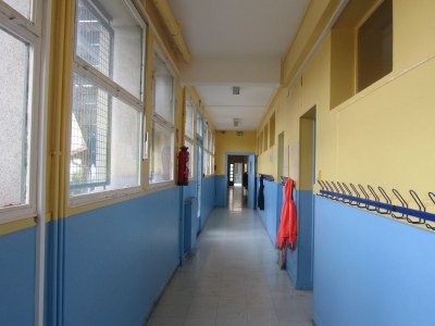 Couloir des classes de CE1 CE2 CM1 CM2